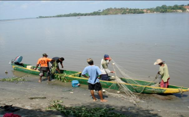 praticada em pequenos barcos ao longo da costa, não mais que 12