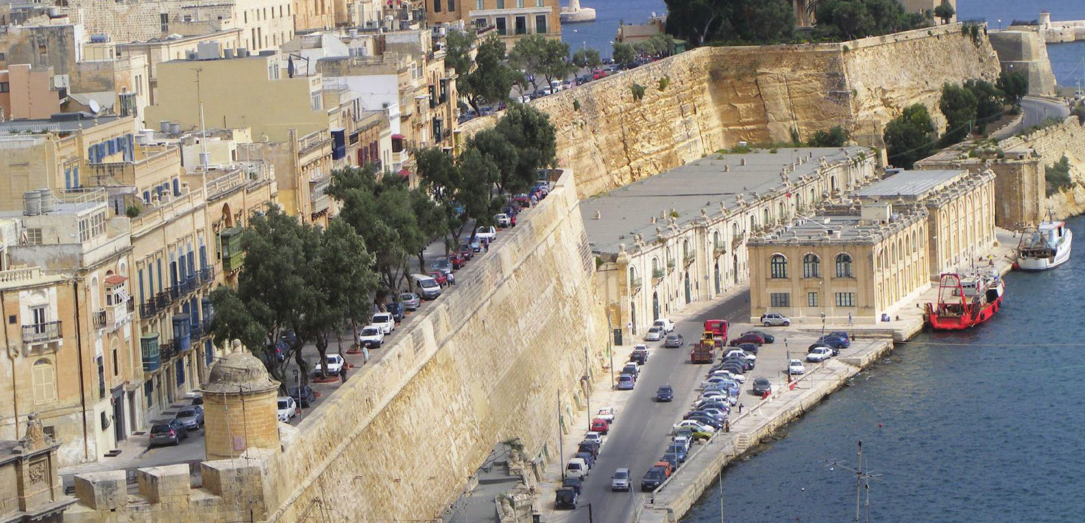 com resultados inconsistentes. O calcário ainda é o material de construção preferido em Malta, dando a arquitetura sua assinatura de coloração tom sépia.