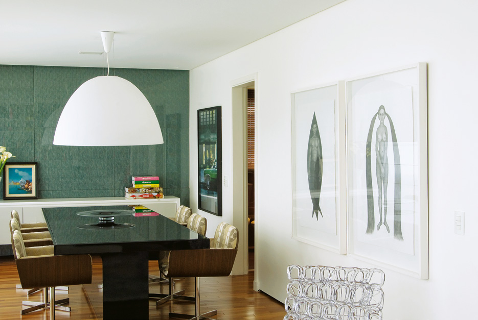 leveza adquirida A parede revestida em composto de vidro com pintura verdejade metalizado é o ponto forte da sala de jantar projetada pelo arquiteto Sidney Quintela.