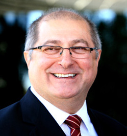 Paulo Bernardo (PT) MINISTÉRIO DAS COMUNICAÇÕES Paulo Bernardo Silva, 58 anos, foi bancário no Banco do Brasil. Iniciou sua vida política em 1987, como diretor da Federação dos Bancários do Paraná.