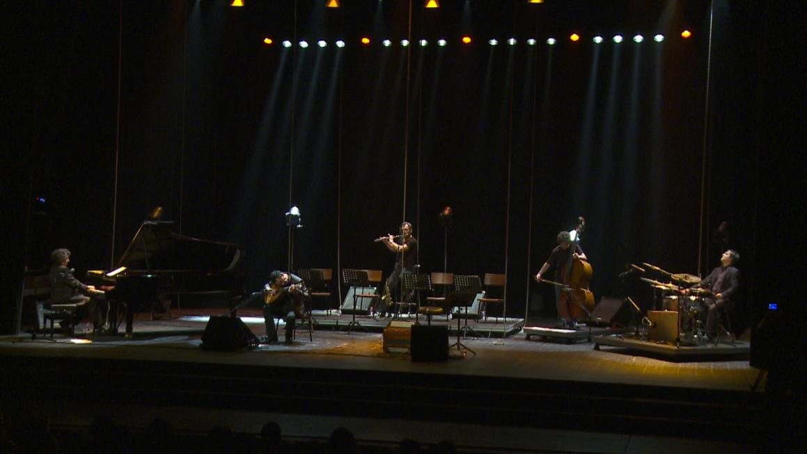 O ano de 2011 foi marcado por diversas apresentações ao vivo, bem como por um minucioso trabalho de produção musical do 2º