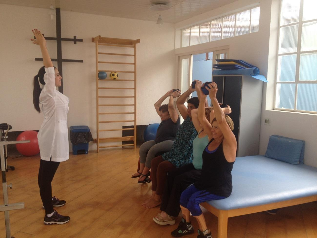 Exercícios aeróbicos podem auxiliar no tratamento de pacientes com sintomas de síndrome de pós-pólio, aumentando a eficiência biomecânica, aliviando o descondicionamento cardiorrespiratório e