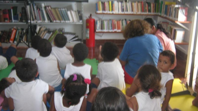 a atividade estava programada para acontecer na Biblioteca mas algo aconteceu na Escola que impossibilitando a ida dos alunos portanto passamos o Ponto neste dia para dentro da Escola.