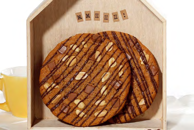 Cookies de caramelo e amendoim com e PASTA CARAMELO Massa PASTA CARAMELO Topping Amendoins torrados Drops de chocolate com leite 0,030 kg 0,075 kg 1,305 kg 0,400 kg Misturar os ingredientes à