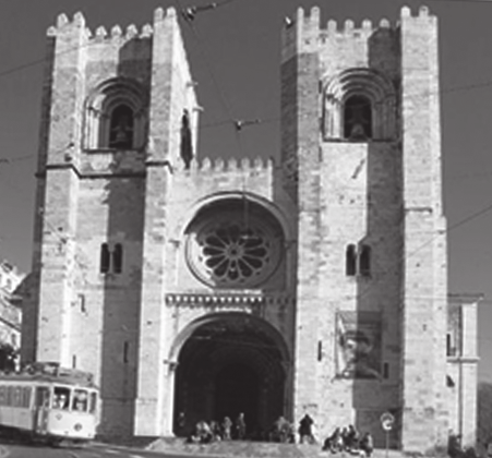 6. A Figura 4 é uma fotografia da Sé Catedral de Lisboa, um dos monumentos mais antigos de Portugal. A Figura 5 representa um modelo geométrico de parte dessa catedral.