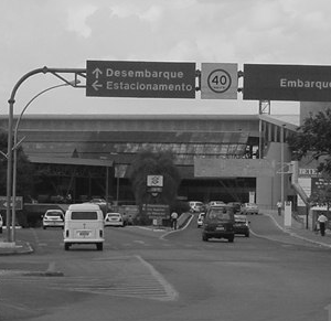 100 6.2.1. Acesso ao Aeroporto Figura 24 Planta esquemática do AIB em destaque as vias de acesso ao aeroporto.