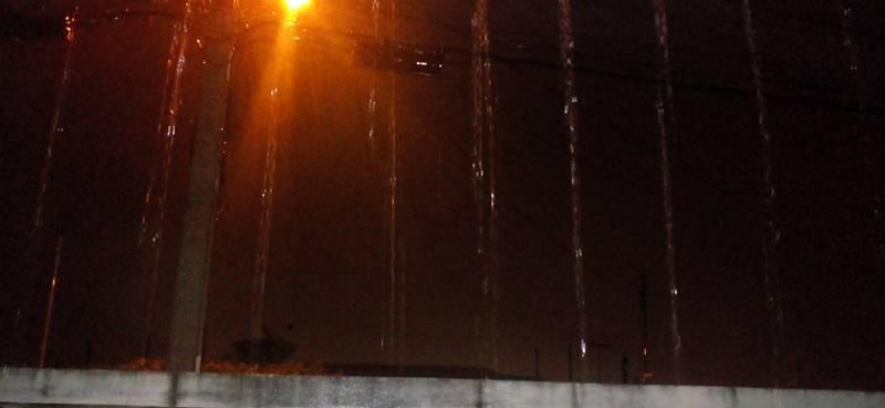 Por mais de duas horas, as águas pluviais escorreram pelas ruas do Bairro Areia Branca, na zona leste,