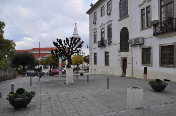 Em outubro de 2012, um grupo de 26 habitantes de Saint Maximin visitaram Figueiró dos Vinhos, não só os locais turísticos e culturais do concelho mas em itinerários que se estenderam à região.