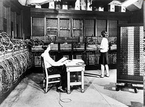p História e evolução do computador n 1ª Geração: tecnologia de válvulas (1940-1955) 1945 - ENIAC Ele ocupava uma sala com 300 m2, tinha 2,5 m de altura e pesava 30 toneladas. Possuía 17.