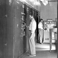 p História e evolução do computador n 1ª Geração: tecnologia de válvulas (1940-1955) 1949 EDVAC Cem vezes mais memória interna que o ENIAC.