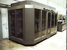 p História e evolução do computador n 1ª Geração: tecnologia de válvulas (1940-1955) 1951 - UNIVAC I bem menor que seus predecessores.