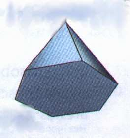 51 Essas pirâmides são apresentadas de maneira a destacar no primeiro plano da perspectiva a forma de suas bases.