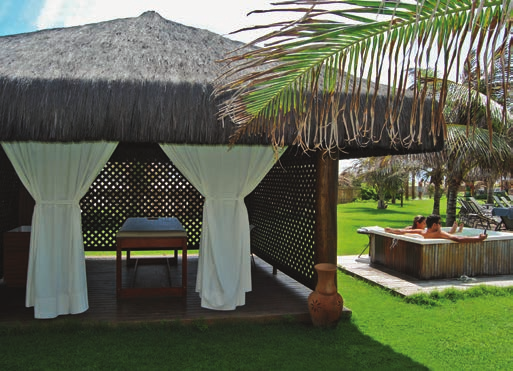 A piscina panorâmica tem uma linda vista para o mar e conta com acesso direto para a tranquila Praia de Marambaia.