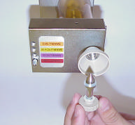 7 - Montar a câmara de borbulhamento Mini-Pinomatic (5-vf) no seu respectivo suporte (9-vf) na lateral direita do Vaporizador 1415. Não deve haver vazamento de gases ou obstrução de fluxo.