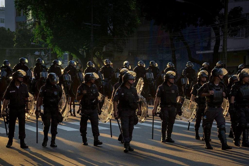 um homem do lado de fora do Maracanã, no uso da Lei Geral das Olimpíadas e também nos tiros da Polícia Militar na Cidade de Deus, enquanto uma moradora de lá, Rafaela Silva, ganhava o ouro olímpico