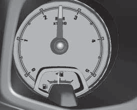 Black plate (13,1) Comandos e controles 5-13 Hodômetro Tacômetro A linha inferior exibe a distância registrada.