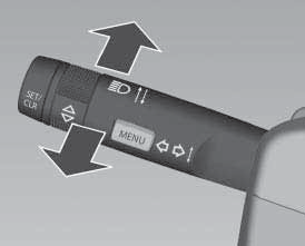 Black plate (2,1) 6-2 Iluminação Comutador farol alto/baixo Para alternar de farol baixo para alto, empurre a alavanca. Para alternar para farol baixo, puxe a alavanca.