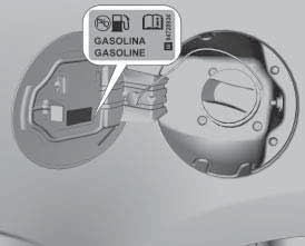 A portinhola do bocal de abastecimento de combustível está localizada na parte traseira esquerda do veículo. { Perigo O combustível é inflamável e explosivo. Não fume.