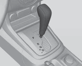 Black plate (18,1) 1-18 Resumo. Se o veículo estiver em uma superfície nivelada ou um aclive, engate a primeira marcha ou ajuste a alavanca seletora em P antes de desligar a ignição.