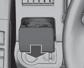 Black plate (3,1) Compartimentos de carga 4-3 Porta-copos Porta-copos dianteiro { Atenção Não coloque copos sem tampa cheios de líquido quente no porta-copos