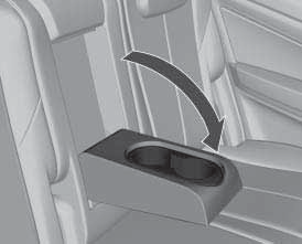 Black plate (4,1) 4-4 Compartimentos de carga Porta-copos traseiros Para abrir, puxe para baixo. Existe um porta-copos no console central.