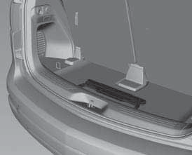Black plate (11,1) Compartimentos de carga 4-11 Para instalar: Prenda os quatro ganchos da rede nos ganchos de ancoragem montados no assoalho do compartimento de carga.