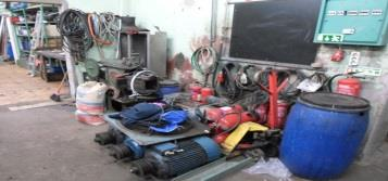 prensa hidráulica, 1 limador SHC (mau estado), 1 mesa em ferro com torno, 1 guilhotina manual, ferramentas, 1 máquina de costura