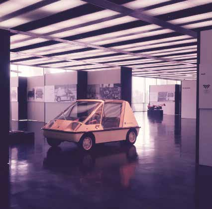 96 ABDI e APDINS-RJ Figura 2.2 O mini-carro urbano Aruanda na I Bienal Internacional de Desenho Industrial do MAM-RJ, em1968. Foto gentilmente cedida por Freddy Van Camp.