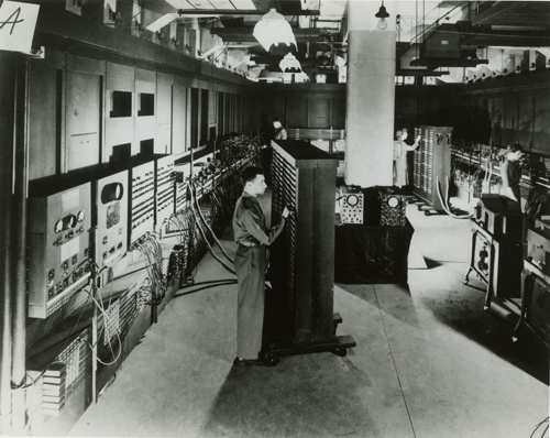 ENIAC ENIAC funcionava a válvulas.