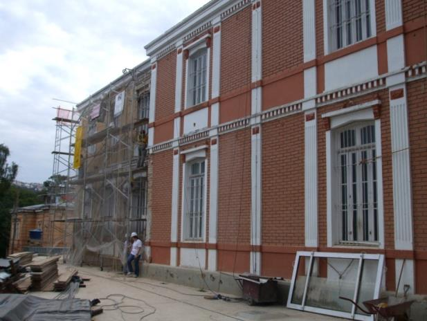 Assim, a fachada posterior e esquerda até então em processo de restauração, não foram finalizadas.