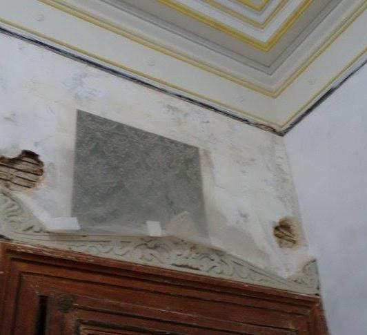 pinturas e decorações de diferentes épocas da história do edifício.