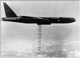 7. (Unesp 2015) A fotografia mostra um avião bombardeiro norteamericano B52 despejando bombas sobre determinada cidade no Vietnã do Norte, em dezembro de 1972.