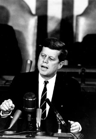 O Grande Objetivo Uma semana após o retorno de Gagárin, o presidente dos EUA na época, John Kennedy, declara que a liderança será definida por quem colocasse primeiro um homem na Lua.