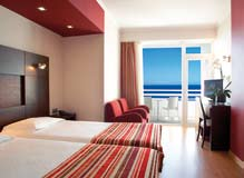 Hotel Raga **** www.hotelraga.com Funchal - Lido Oferta Lua-de-Mel Flores e espumante no quarto à chegada, upgrade para quarto vista mar (de acordo com disponibilidade do hotel à chegada).