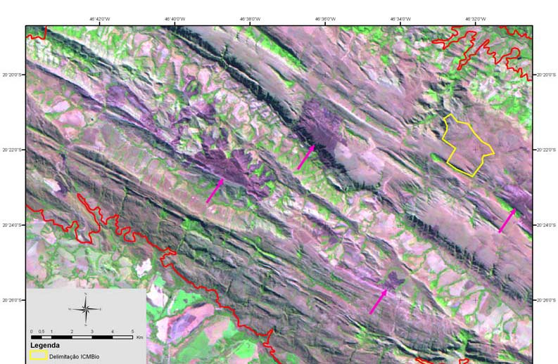 Figura 2 - Imagem do dia 02/08/2008, mostrando o perímetro determinado pelo ICMBio (contorno amarelo) no PN SC e as manchas escuras de cicatrizes de queimas próximas, sinalizadas por setas cor rosa,