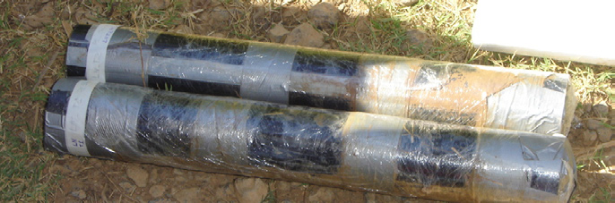 O método consistiu em introduzir os tubos no sedimento dos pontos de resgate pré-selecionados, através de percussão, com a utilização de uma marreta de 3 kg (Figura 4a).