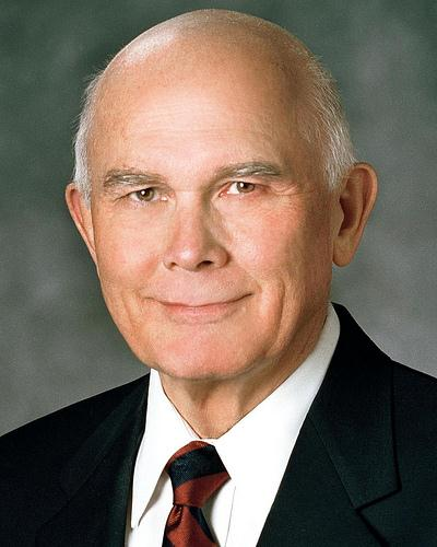 Élder Dallin H. Oaks, do Quórum dos Doze Apóstolos. Perguntas como De onde viemos?, Por que estamos aqui? e Para onde vamos? são respondidas no evangelho de Jesus Cristo.