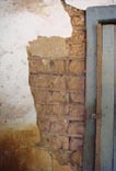 Na estrutura de madeira da casa-sede foram percebidas fissuras localizadas acima das vergas das portas