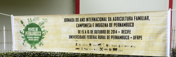 professores e professoras, técnicos e técnicas, representantes, assessores e assessoras dos movimentos sociais e gestores públicos, vindos de várias regiões de Pernambuco.