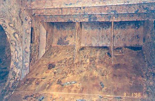Foto 7.3 - Aplicação pobre de revestimento, condição do tanque de lastro após 13 anos (um tanque sob o convés de graneleiro é mostrado neste exemplo).