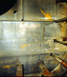 Foto 7.4 - Trinca por fadiga no chapeamento da caverna transversal de um tanque de asa de lastro em um navio petroleiro de casco simples.