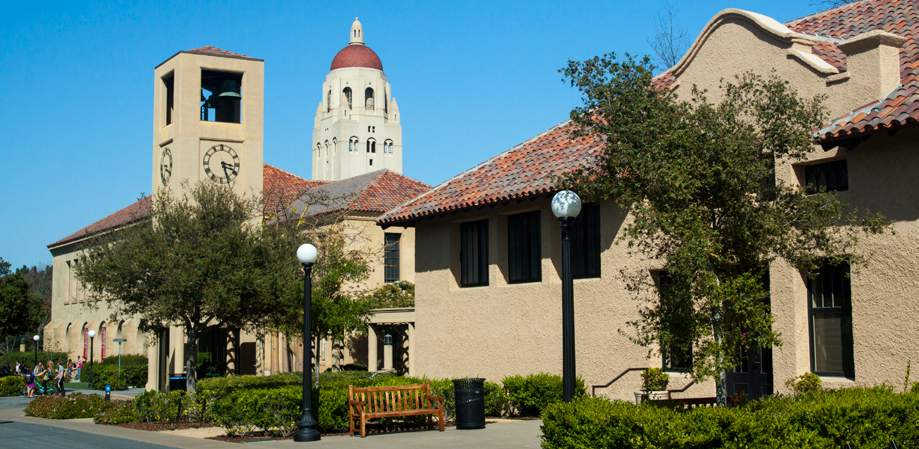 universidades STANFORD GRADUATE SCHOOL OF EDUCATION Escola de educação oferece cursos de mestrado para quem quer aprender teoria, prática e até negócios associados à área Em 1891 nascia em Stanford