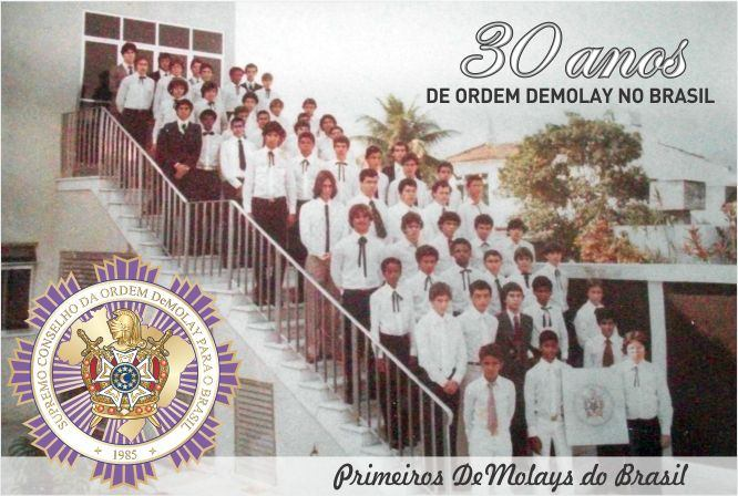 A GRAVATA BORBOLETA Quando a Ordem DeMolay foi fundada naquele 12 de abril de 1985, a primeira turma de iniciados usava a gravata borboleta, costume trazido dos Estados Unidos pelo nosso Fundador e
