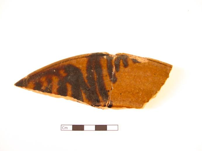 766 CTM/03-24-2149 PRATO Fragmento de prato melado com decoração a óxido de manganês na superfície