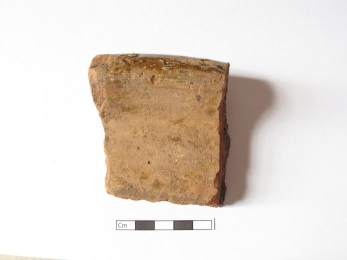 770 JFM/06-22-3073 ALGUIDAR Fragmento de bordo e bojo de um alguidar de cerâmica vidrada a óxido de cobre, com o bordo decorado.