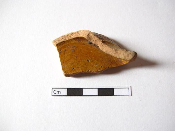 774 JFM/06-22-3096 CANDEIA DE PÉ ALTO Fragmento de base de uma possível candeia de pé alto, com base de assentamento discoidal, de pasta