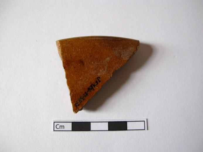 775 JFM/06-22-3536 CANDEIA DE PÉ ALTO Fragmento de base de uma possível candeia de pé alto, com base de assentamento discoidal, de pasta
