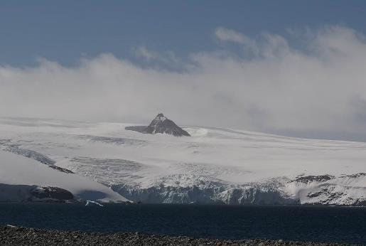 do permafrost nas Penínsulas de Fildes e Barton, Ilha King George, Antártida, com financiamento do Programa Polar Português (PROPOLAR).