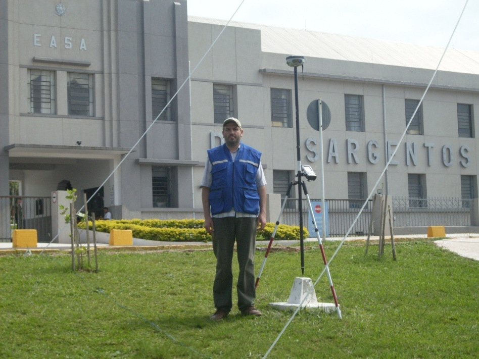 62 longitude e altura elipsoidal) no Datum SIRGAS 2000, altura e modelo da antena da estação base e dos pontos levantados a campo e a máscara de elevação dos satélites de 15º.