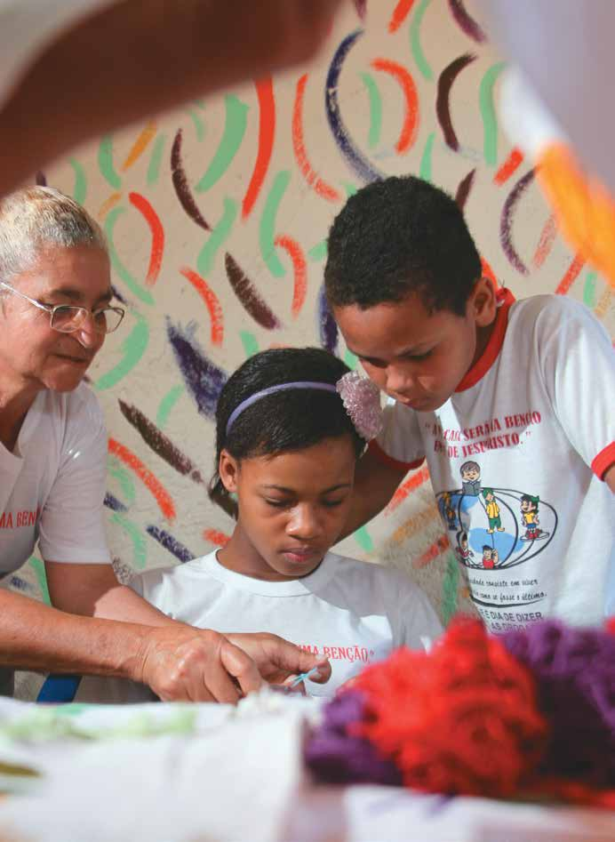 A instrutora voluntária Inês Gregória Dias e as crianças Vitória Maria do Nascimento Monteiro e Samuel Henrique Rafael